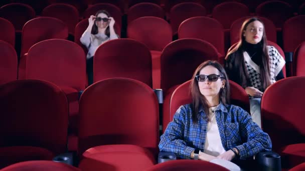 Zuschauer nehmen Platz und setzen sich eine 3D-Brille auf — Stockvideo