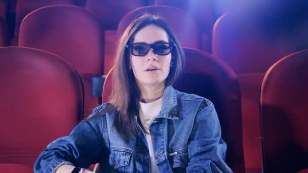 Mujer en gafas 3D se sienta en estado de shock — Vídeos de Stock