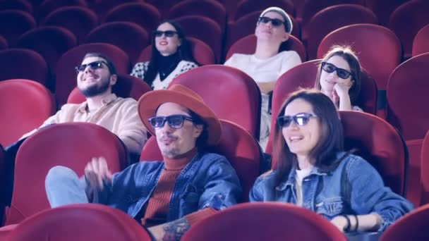 Зрители смеются над комедией в кинотеатре — стоковое видео