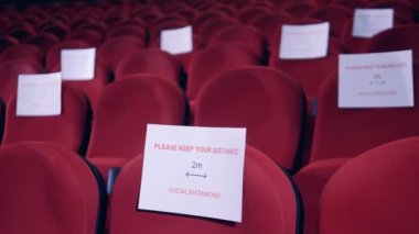 Sosyal uzaklık işaretli boş sinema