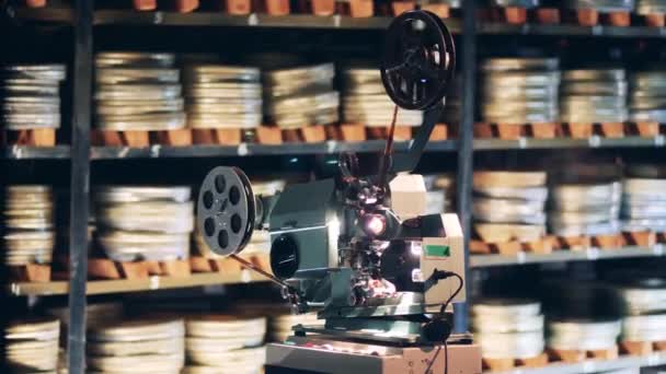 Антикварный видеопроектор в киноархиве — стоковое видео