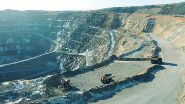 Máquinas industriales están montando a lo largo de la mina de cobre — Vídeo de stock