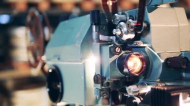 Bir video gösterilirken antik film projektörü