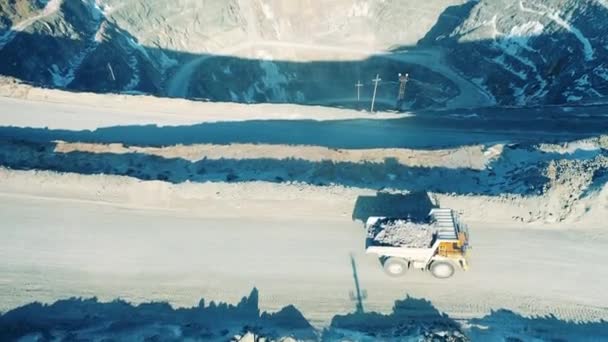 Yoldan geçen bir kamyonla bakır madeni depozitosu — Stok video
