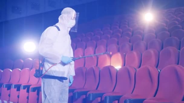 労働者は映画を化学的に消毒する — ストック動画