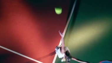 Sahada tenis oynayan bir sporcunun en iyi görüntüsü.