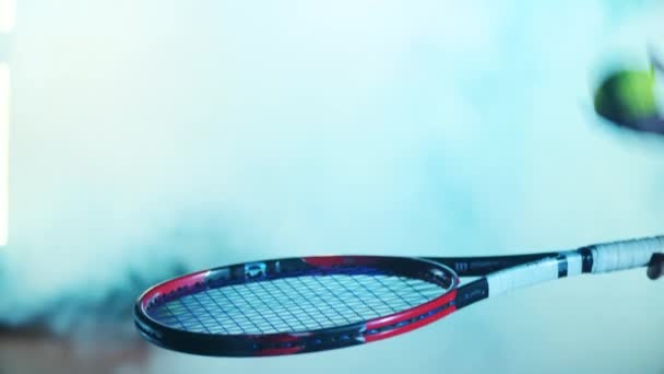 Tennis racket med en boll studsar på den — Stockvideo