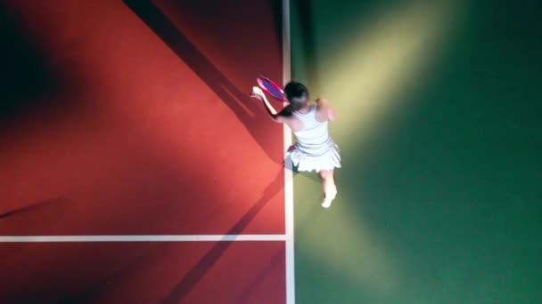 Ovanifrån av en tennisbana med en kvinnlig spelare på det — Stockvideo