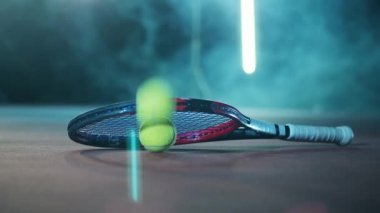 Tenis topları raketin yanına düşüyor.