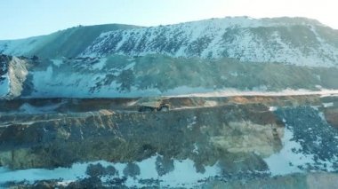 Madenci kamyonuyla bakır madeni depozitosu. Endüstriyel taş ocağı, madencilik açık çukurunda çalışan ağır endüstriyel makineler..