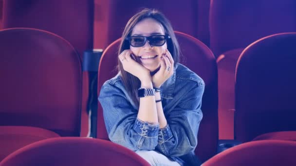 Женщина смеется, смотря комедийный фильм в кино. Просмотр фильмов, концепция времени. — стоковое видео
