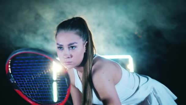 Dame joueur est concentré tout en jouant au tennis — Video