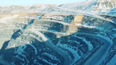 Birkaç yolu olan bakır madeni yatağı