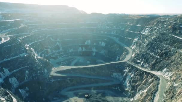 Meu poço com uma escavadeira dentro dele em uma vista superior. Pedreira aberta, conceito da indústria mineira. — Vídeo de Stock