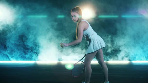 Женщина-игрок подает теннисный мяч — стоковое видео