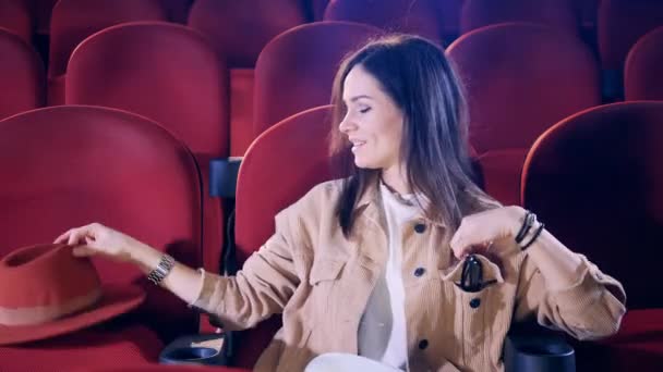 Chica se prepara para ver una película en el cine — Vídeos de Stock