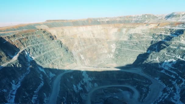 Depósito masivo de mina de cobre filmado a la luz del día. Cantera industrial, maquinaria industrial pesada trabajando en la mina a cielo abierto. — Vídeos de Stock