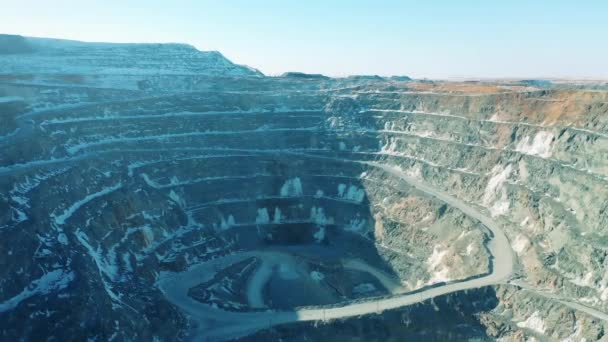 Depósito de mina de cobre filmado como un paisaje. Cantera industrial, maquinaria industrial pesada trabajando en la mina a cielo abierto. — Vídeos de Stock