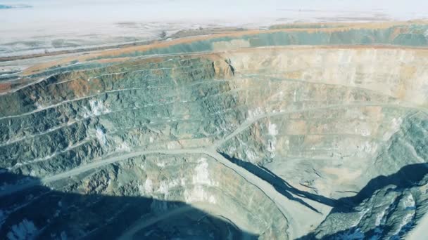 Tagebau, Bergbaukonzept. Landschaft mit einer gewaltigen Grube — Stockvideo