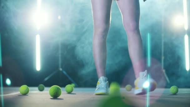 Legs of a sportswoman with tennis inventory nearby — Stock Video