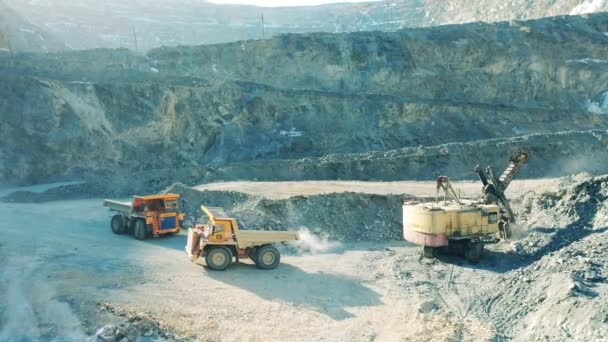 Industriellt stenbrott, tunga industrimaskiner som arbetar vid gruvans dagbrott. Industrimaskiner arbetar vid koppargruvan — Stockvideo