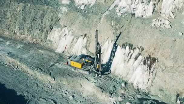 Cantera abierta, concepto de industria minera. Depósito de mina de cobre con una máquina aburrida trabajando en ella — Vídeo de stock