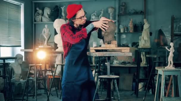 Lo scultore sta facendo una testa d'argilla. Ispirazione, concetto di lavoro creativo. — Video Stock