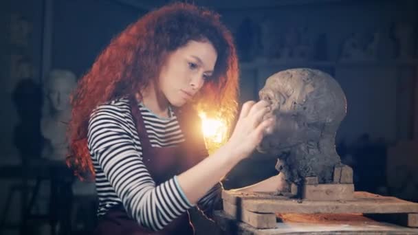 Feminino escultor está fazendo uma cabeça de barro — Vídeo de Stock