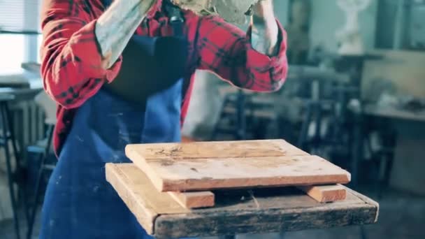 Mannelijke beeldhouwer neemt een stuk klei en begint het te kneden — Stockvideo