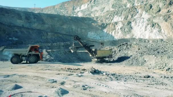 Le macchine di carico lavorano nella miniera a cielo aperto. Concetto di industria mineraria. — Video Stock