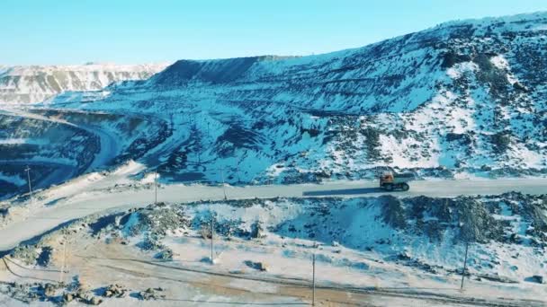 Una mina a cielo abierto con un camión a su alrededor. Cantera, minería a cielo abierto, concepto de extracción de mineral. — Vídeos de Stock