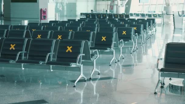 Filas de asientos en el aeropuerto marcadas con cruces — Vídeos de Stock