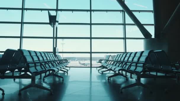 Empty departure lounge of the airport — Stock Video