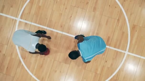 Desportistas africanos estão jogando basquete em uma vista superior — Vídeo de Stock