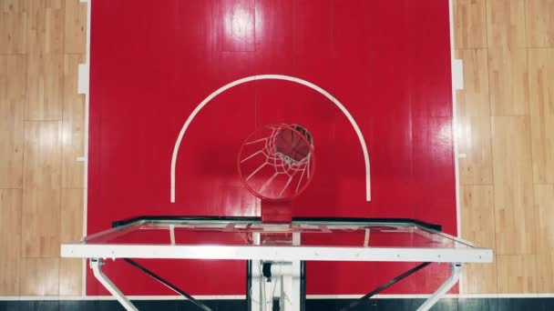 Vue de dessus d'une salle de gym avec un panier installé dedans — Video