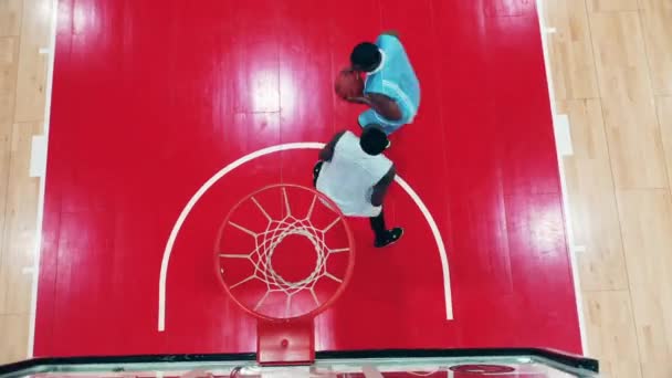 Профессиональный спортсмен забивает гол. Африканский спортсмен забивает голы во время занятий баскетболом — стоковое видео