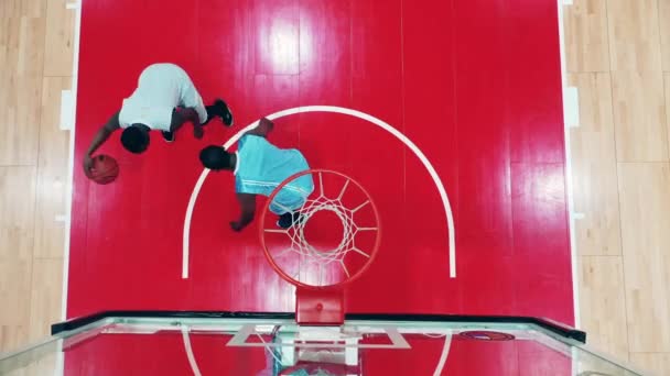 Twee Afrikaanse sporters gooien een basketbal in een toppositie. — Stockvideo