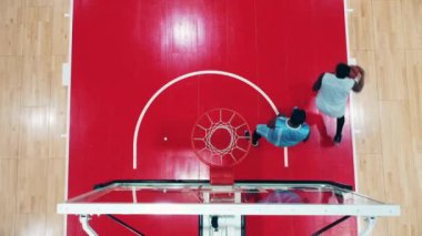 Afrikalı sporcular bir basket topu fırlatıyor.