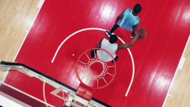 Dois atletas africanos estão praticando basquete em uma vista superior — Vídeo de Stock