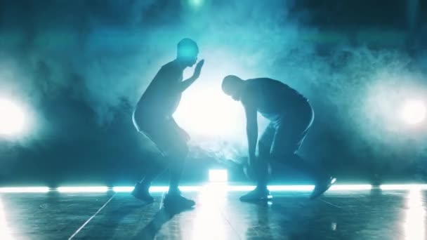 Les sportifs pratiquent le basket dans le noir — Video