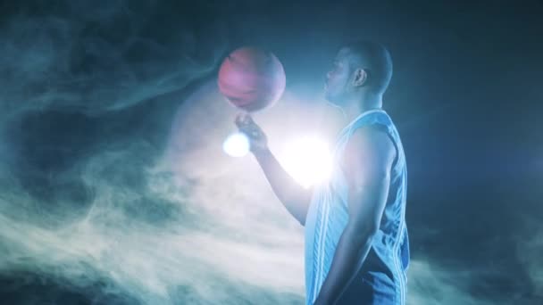 アフリカの選手がバスケットボールを指で回している — ストック動画
