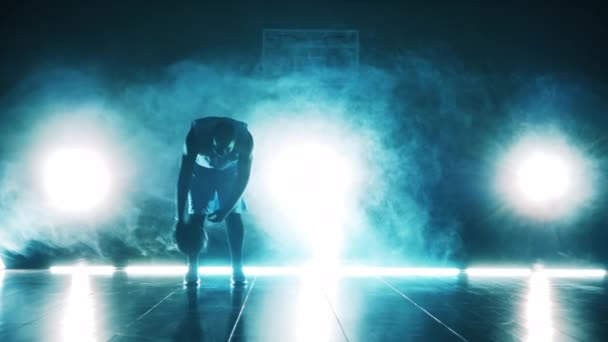 El atleta masculino gotea una pelota de baloncesto en las nubes de humo. Deportista profesional, motivación, determinación, concepto de estilo de vida saludable. — Vídeos de Stock