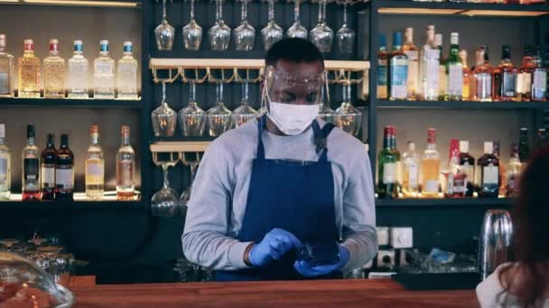 Afrikalı garson kahve parasını ödemek için kredi kartı makinesi kullanıyor. — Stok video