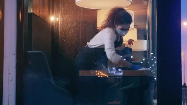 Una camarera y un camarero están limpiando mesas en un café — Vídeo de stock