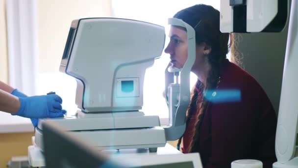 Specialist undersöker kvinnors ögon med ett medicinskt komplex — Stockvideo