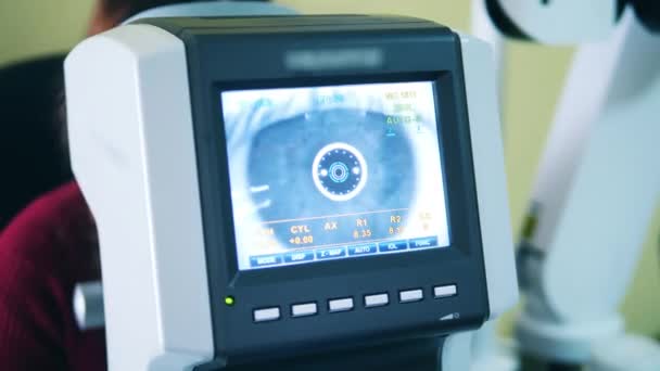 Obrazovka lékařského přístroje během vyšetření zraku — Stock video