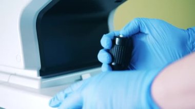 Bir doktor tarafından yönetilen tıbbi aletin joystick 'i.