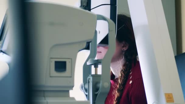 Γιατρός λειτουργεί μια ιατρική κονσόλα, ενώ τον έλεγχο ladys μάτια — Αρχείο Βίντεο