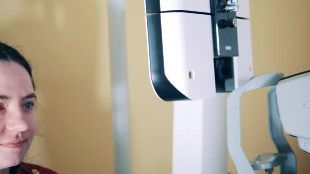Ιατρική συσκευή ξεκινά την εξέταση της όρασης των γυναικών — Αρχείο Βίντεο