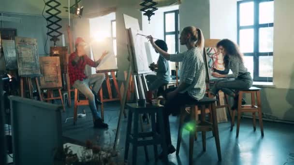 Konstskola med en grupp kvinnor som lär sig måla. Konstutbildningskoncept. — Stockvideo